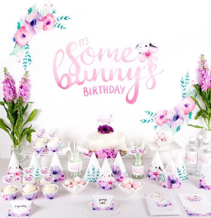 Foto: Reprodução / <a href="http://www.karaspartyideas.com/2015/07/floral-bunny-birthday-party.html" target="_blank">Kara's Party Ideas</a>