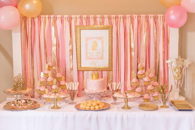 Foto: Reprodução / <a href="http://pizzazzerie.com/parties/childrens-parties/pink-and-gold-princess-3rd-birthday-party/" target="_blank">Pizzazzerie</a>