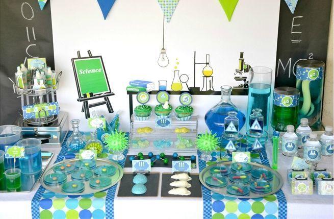 Foto: Reprodução / <a href="http://pizzazzerie.com/parties/childrens-parties/clever-mad-scientist-party-with-push-up-pops/" target="_blank">Pizzazzerie</a>