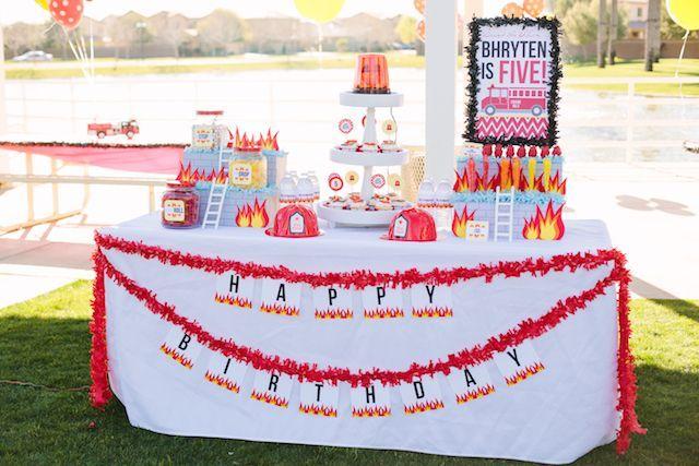 Foto: Reprodução / <a href="http://www.petitepartystudio.com/2014/11/real-party-fireman-birthday-party-2/" target="_blank">Petit Party Ideas</a>