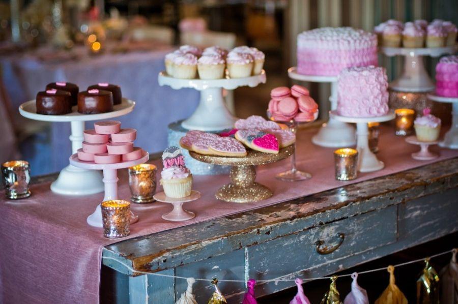 Foto: Reprodução / <a href="http://deliciouslydarlingevents.com/all-you-need-is-love-dessert-table/" target="_blank">Deliciously darling events</a>