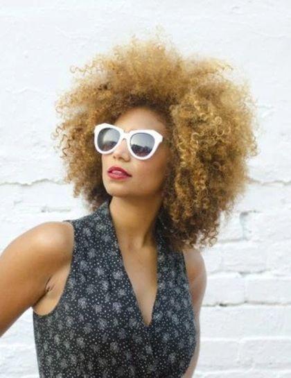Foto: Reprodução / <a href="http://www.ownbyfemme.com/uncategorized/beauty-over-20-looks-highlighting-the-versatility-of-curly-hair/" target="_blank">Own by Femme</a>