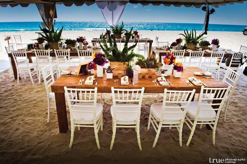 Foto: Reprodução / <a hrefhttp://alchemyfineevents.com/2013/02/collaboration-to-celebration-a-bold-tropical-san-diego-beach-wedding/ target="_blank">Alchemy fine events</a>