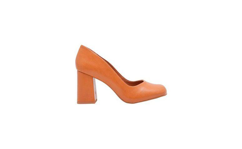 Sacarpin marrom por R$249,00 na <a href="https://www.oqvestir.com.br/scarpin-geometrico-vintage-marrom.html" target="blank_">Oqvestir</a>