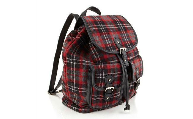 Mochila em algodão por R$289 na <a href="https://www.accessorize.com.br/mochila-check-produto-48921997?color=97" target="blank_">Accessorize</a>