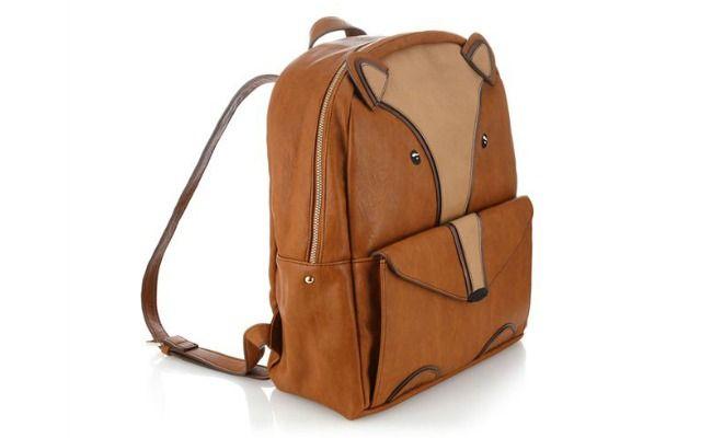 Mochila em couro sintético por R$289 na <a href="https://www.accessorize.com.br/mochila-fox-pu-produto-48910322?color=22" target="blank_">Accessorize</a>
