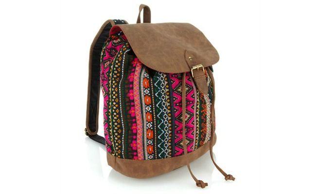 Mochila em algodão por R$289 na <a href="https://www.accessorize.com.br/mochila-multi-braid-produto-48916499?color=99"blank_">Accessorize</a>
