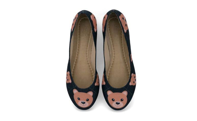 Sapatilha Bear por R$ 149,00 na <a href=" http://loja.estilomenina.com.br/sapatilhas-ilustradas-bico-redondo/sapatilha-ilustrada-bear-estilo-menina/ " target="_blank">Estilo Menina</a>