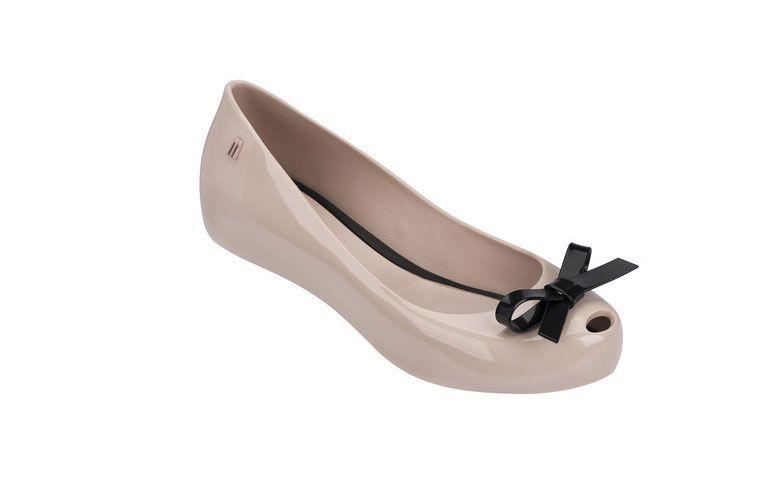 Sapatilha Ultragirl Bow por R$ 100,00 na <a href="http://lojamelissa.com.br/wanna-be-carioca/ultragirl-bow-ad " target="_blank"> Melissa</a>
