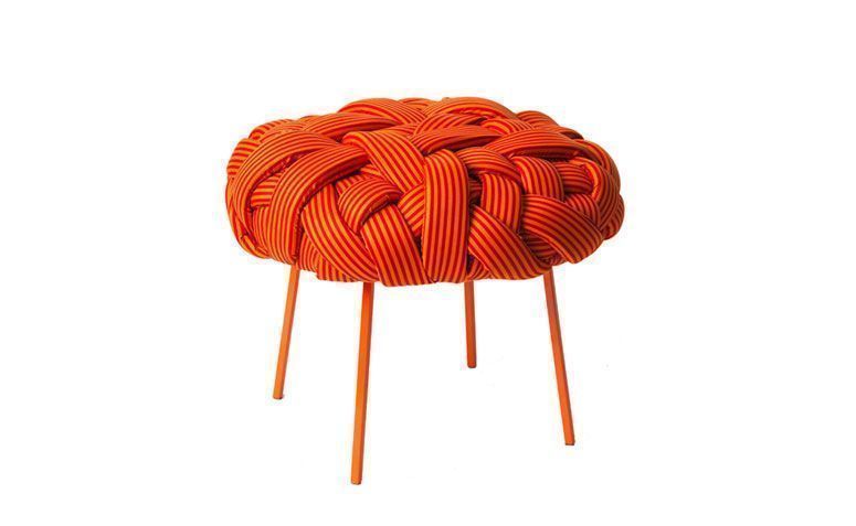 Pufe Cloud por R$ 1.480,00 na <a href="http://www.muma.com.br/pufe-cloud-laranja-e-vermelho" target="_blank">Muma</a>