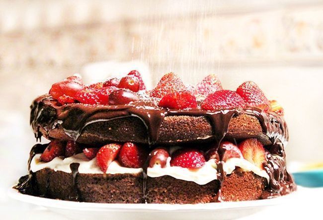 Foto: Reprodução / <a href="http://digamaria.com/2014/03/naked-cake-de-chocolate-com-frutas-vermelhas-ickfd/#.VUGSQiFVikp" target="_blank">DigaMaria</a>