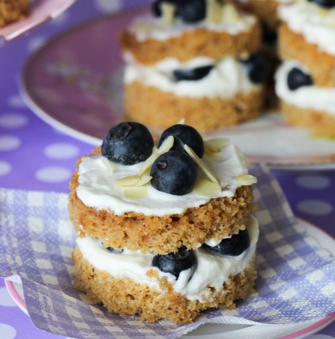 Foto: Reprodução / <a href="http://www.icouldkillfordessert.com.br/receitas/sobremesas-low-carb-por-bruna-gomes/naked-cake-de-amendoas-e-mirtilos/" target="_blank">I could kill for dessert</a>
