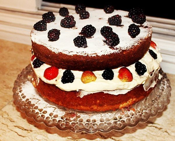 Foto: Reprodução / <a href="http://www.gulab.com.br/2013/12/naked-cake-com-morango-e-amora/" target="_blank">Gulab</a>