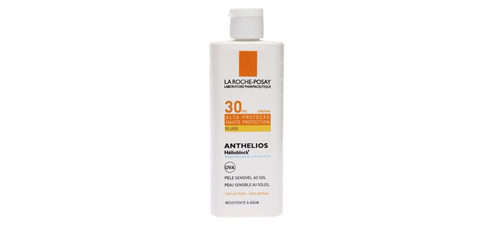 <p>Durante o verão, especialmente nos dias em que se escolhe ir à praia, à piscina ou <a href="http://www.dicasdemulher.com.br/assunto/bronzeamento/">se bronzear</a>, é extremamente importante proteger sua pele dos raios UV. Isso diminui as chances do <a href="http://www.dicasdemulher.com.br/envelhecimento-da-pele-como-frear-e-amenizar-os-efeitos-do-tempo/">envelhecimento precoce da pele</a> e também do <a href="http://www.dicasdemulher.com.br/como-prevenir-o-cancer-de-pele/">câncer de pele</a>. Portanto, vale a pena investir em um bom produto. O fator mínimo recomendado é o FPS15. </p>
<p>Foto: La Roche-Posay – Anthelios Fluido 125ml (preço médio R$60) </p>