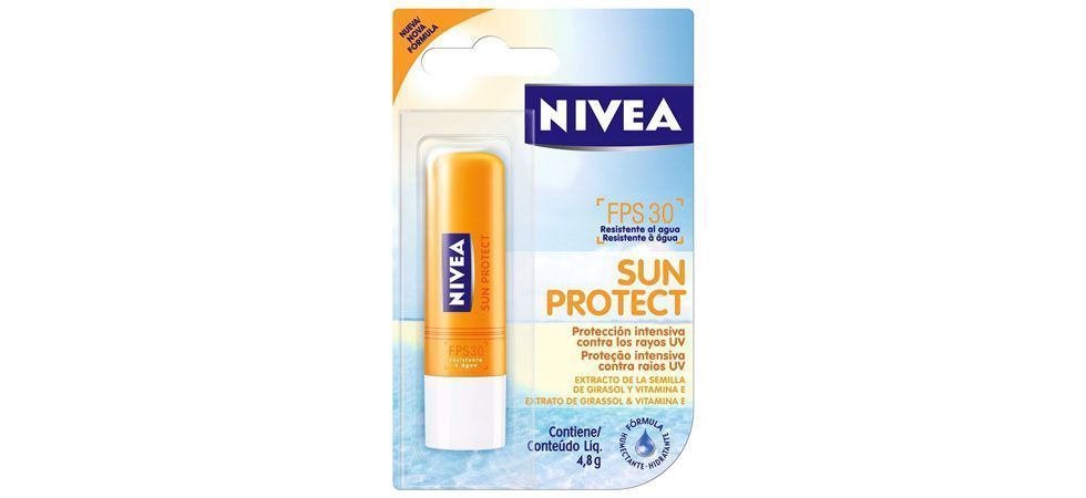 <p>Outra parte do nosso corpo que merece proteção é o lábio. Eles também podem <a href="http://www.dicasdemulher.com.br/como-evitar-o-ressecamento-dos-labios-no-clima-seco/">ressecar</a> e enrugar com a ação dos raios do sol. Por isso, é importante aplicar um produto sobre eles, especialmente no verão. Quem não gosta de passar apenas o protetor labial, pode optar por batom com fator de proteção solar. E quem preferir economizar, pode aplicar o protetor solar para rosto, nos lábios. </p>
<p>Foto: Nivea Sun Protect (preço médio R$13,00) </p>