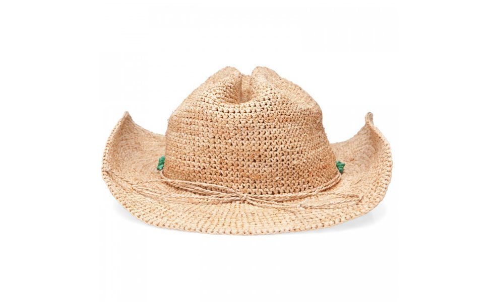 <p>O <a href="https://www.dicasdemulher.com.br/assunto/chapeu/" alt="Tudo sobre Chapéu no Dicas de Mulher">chapéu</a> também tem a função de proteger e deixar a mulher mais elegante. Os modelos de palha com abas mais amplas combinam com as mulheres mais maduras. Já as mais jovens podem apostar no chapéu modelo Panamá que promete ser hit para a próxima estação. </p>