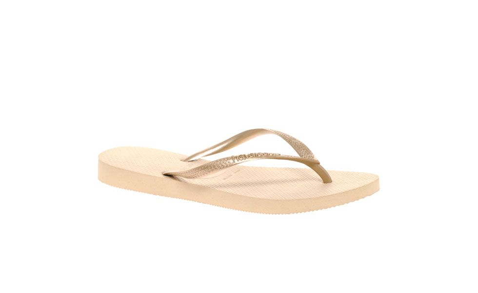 <p>O chinelo de borracha também não pode ficar de fora dos itens indispensáveis para a sua mala de verão. Além de ser usado nos dias de praia, você pode combinar com vestidos florais para sair durante a noite. </p>