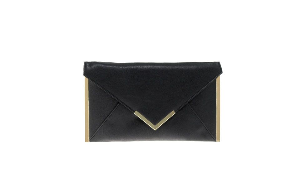 <p> Os acessórios podem fazer toda a diferença nos looks de verão. Por isso não se esqueça de levar uma <a href="https://www.dicasdemulher.com.br/assunto/bolsas/" alt="Tudo sobre Bolsas no Dicas de Mulher">bolsa</a> estilo clutch para sair durante a noite. Escolha um modelo neutro que combine com diversos looks. </p>