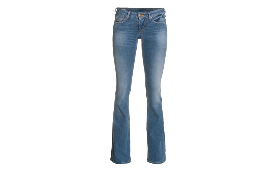 <p>A calça <a href="https://www.dicasdemulher.com.br/assunto/jeans/" alt="Tudo sobre Jeans no Dicas de Mulher">jeans</a> modelo flare é outro item coringa para levar na sua viagem de férias. Além de alongar a silhueta e valorizar todos os tipos de corpo, o jeans flare pode compor um look sofisticado para jantar fora, por exemplo. </p>