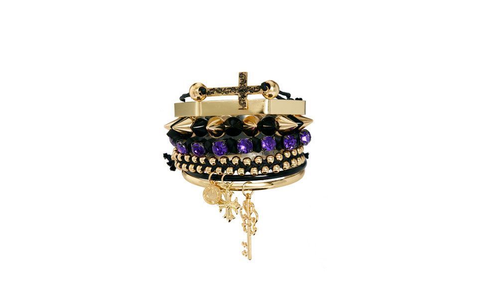 <p>Um bom conjunto de acessórios pode incrementar qualquer look, por isso escolha um mix de pulseiras neutras ou um maxi colar para deixar o visual mais elaborado. </p>