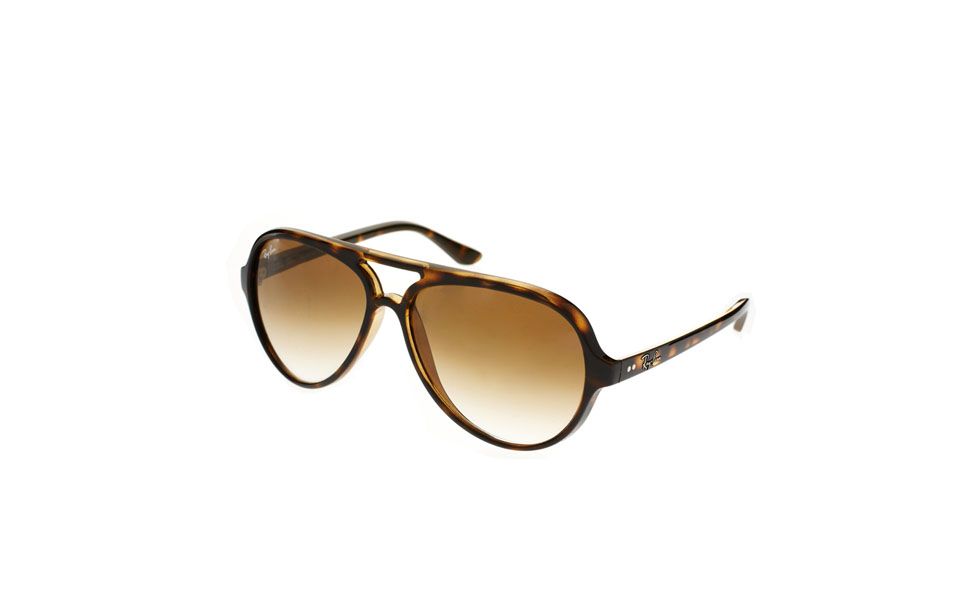 <p>O principal acessório das férias é o <a href="https://www.dicasdemulher.com.br/assunto/oculos/" alt="Tudo sobre Óculos no Dicas de Mulher">óculos</a> de sol. Além de deixar qualquer mulher mais elegante, ele ainda tem a função de proteger os olhos contra os danos dos raios UV. A nossa dica é levar um óculos básico que combine com qualquer biquíni ou saída de praia. Os modelos coloridos podem restringir as suas opções de looks. </p>