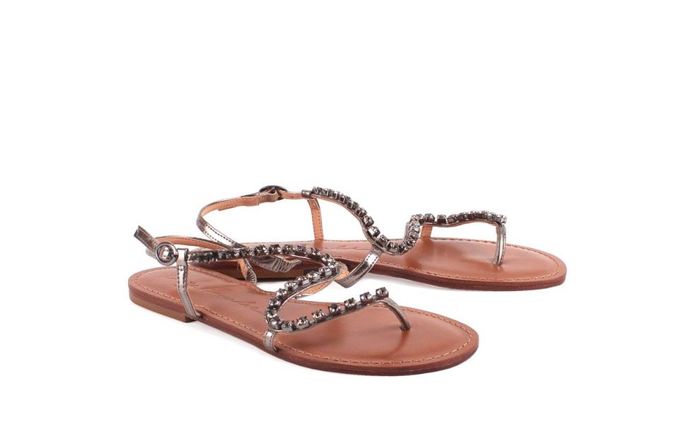 <p>Outro par de sapatos indispensável para o verão é a rasteirinha. Escolha um modelo mais refinado que possa ser usado tanto durante o dia como também à noite – para as mulheres que preferem dar um tempo no salto alto durante as férias. </p>