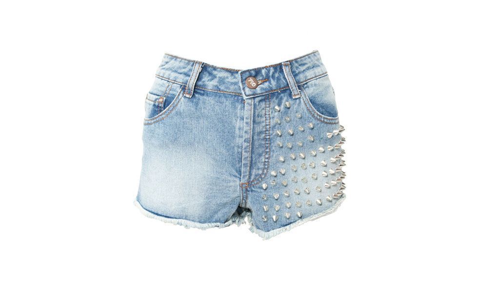 <p>Outro item que não pode faltar é o queridinho short jeans. Para essa temporada, as tachas e os <a href="https://www.dicasdemulher.com.br/acessorios-com-spikes-estao-em-alta/">spikes</a> vieram para deixar os shorts mais sofisticados. Para o dia combine com regatas e camisetas leves. Já para eventos noturnos aposte nas blusas com brilho e abuse nos acessórios. </p>