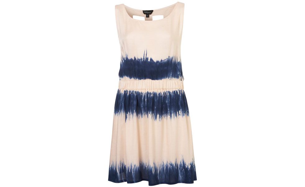 <p>Escolha uma saída de banho confortável e que combine com os tons de biquínis escolhidos. Uma boa opção pode ser os modelos de crochê ou os vestidinhos off-white. </p>