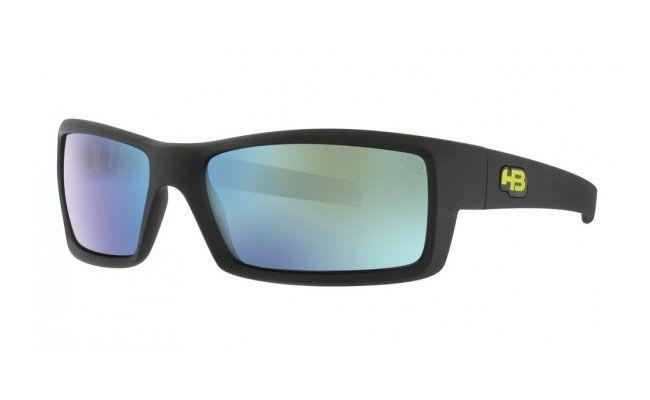Óculos Riot por R$300 na <a href="http://lojavirtual.hb.com.br/OCULOS/HB-RIOT-OCULOS-DE-SOL-TONY-KANAAN-MATTE-BLACK-GREEN-ESPELHADO.html" target="_blank">HB</a>