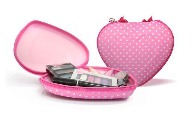 Porta Organizador Coração Rosa por R$21,90 na <a href="http://www.confortoonline.com.br/conforto/bolsas-e-acessorios/necessarias/porta-organizador-corac-o-rosa.html" target="_blank">Conforto Online</a>