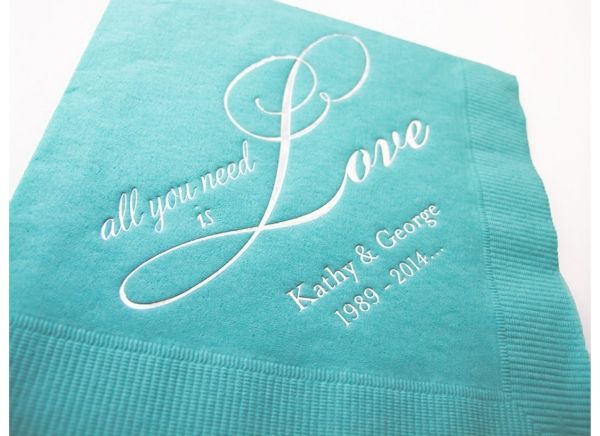 Foto: Reprodução / <a href="http://www.teaandbecky.com/all-you-need-is-love-wedding-cocktail-napkins" target="_blank">Tea and Becky</a>