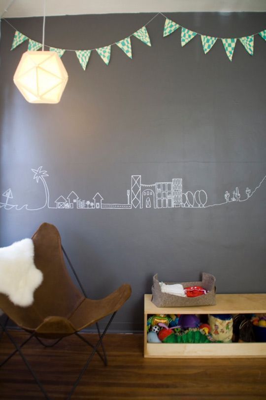Foto: Reprodução / <a href="http://www.blissfulbblog.com/2013/04/wee-wednesday-on-a-thursday-with-jennifer-chalkboards-wood-and-a-dash-of-overalls/" target="_blank">Bliss/a>