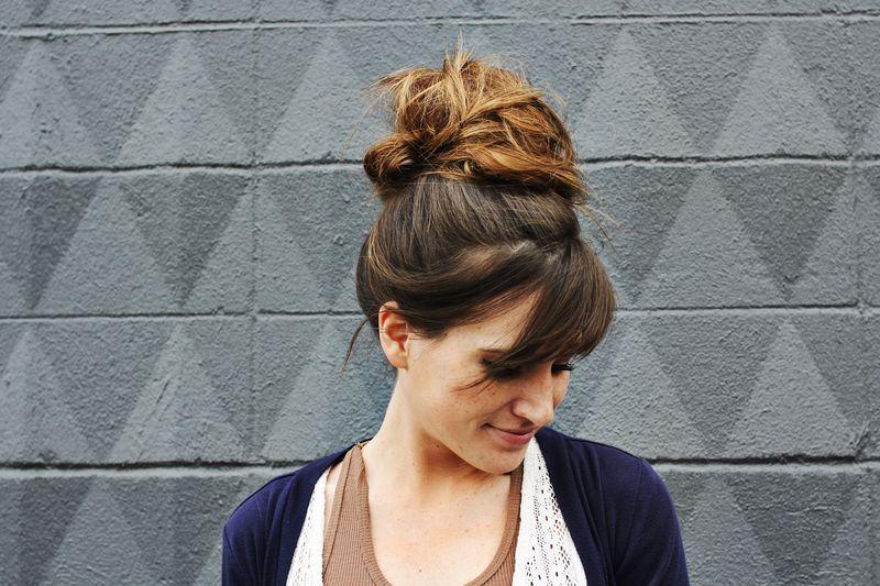 Foto: Reprodução / <a href="http://www.abeautifulmess.com/2012/04/how-to-style-a-top-knot.html" target="_blank">A Beautiful Mess</a>