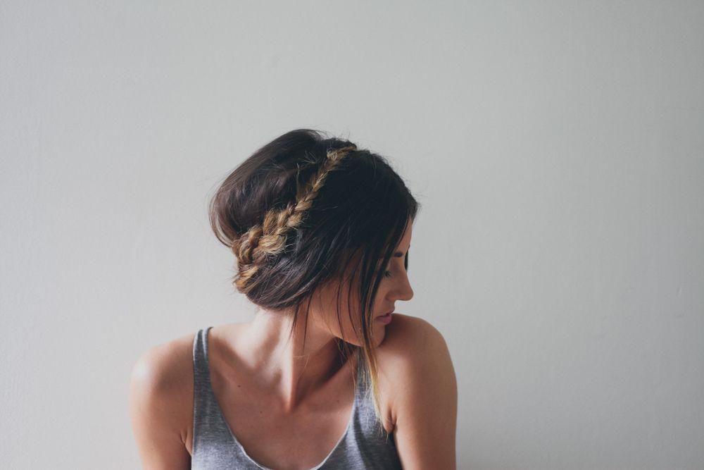 Foto: Reprodução / <a href="http://treasuresandtravelsblog.com/blog/2014/4/14/hair-tutorial-braid-crown-for-long-hair" target="_blank">Treasures & Travels</a>
