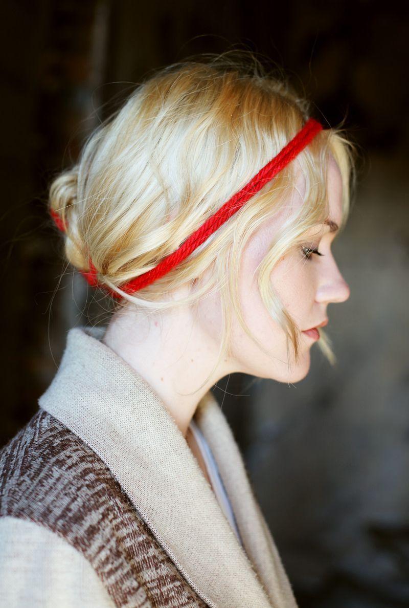 Foto: Reprodução / <a href="http://www.abeautifulmess.com/2011/01/how-to-tie-a-yarn-messy-bun-hair-inspiration.html" target="_blank">A Beautiful Mess</a>