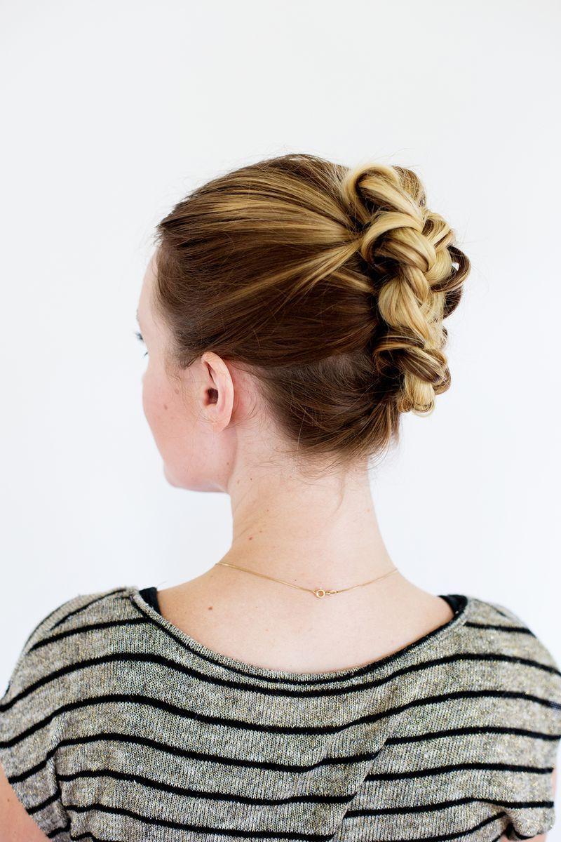 Foto: Reprodução / <a href="http://www.abeautifulmess.com/2014/07/tucked-braid-updo.html" target="_blank">A Beautiful Mess</a>