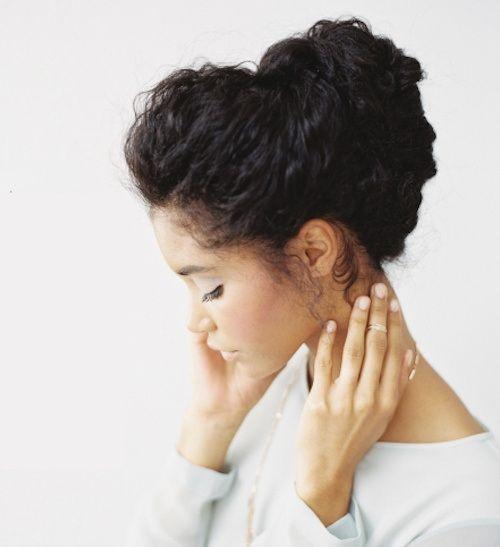 Foto: Reprodução / <a href="http://www.oncewed.com/diy/wedding-updo-for-naturally-curly-hair/" target="_blank">Onde Wed</a>