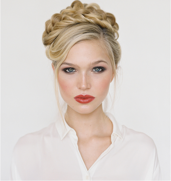Foto: Reprodução / <a href="http://www.oncewed.com/diy/diy-knotted-bun-wedding-hairstyle/" target="_blank">Once Wed</a>