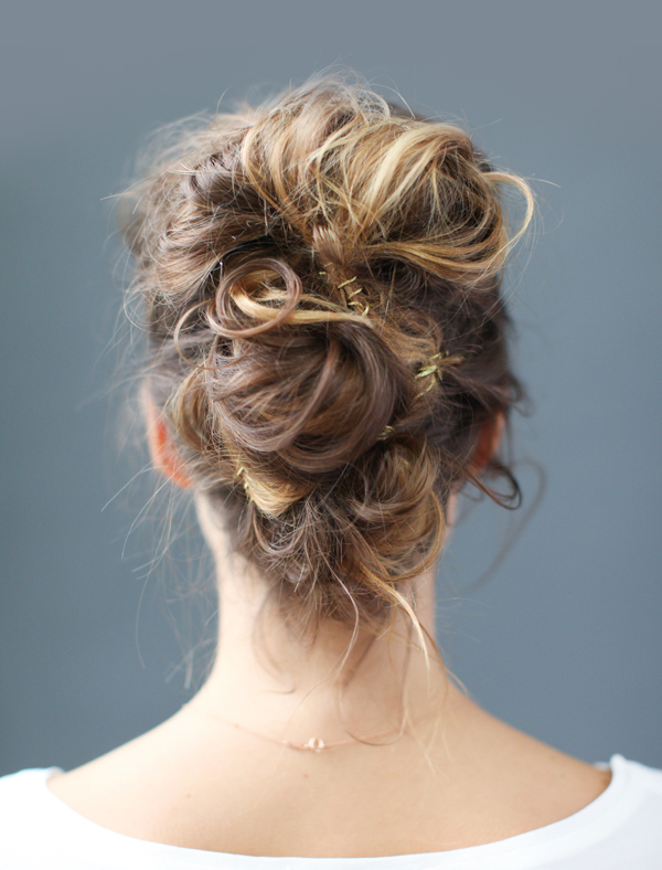 Foto: Reprodução / <a href="http://www.oncewed.com/diy/diy-gold-stitch-updo/" target="_blank">Once Wed</a>