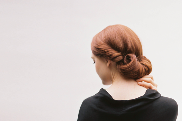Foto: Reprodução / <a href="http://www.oncewed.com/diy/diy-rolled-chignon-hair-tutorial/" target="_blank">Once Wed</a>