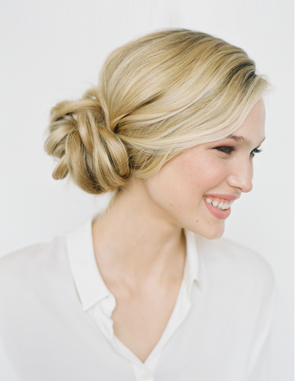 Foto: Reprodução / <a href="http://www.oncewed.com/diy/diy-knotted-bun-wedding-hairstyle/" target="_blank">Once Wed</a>