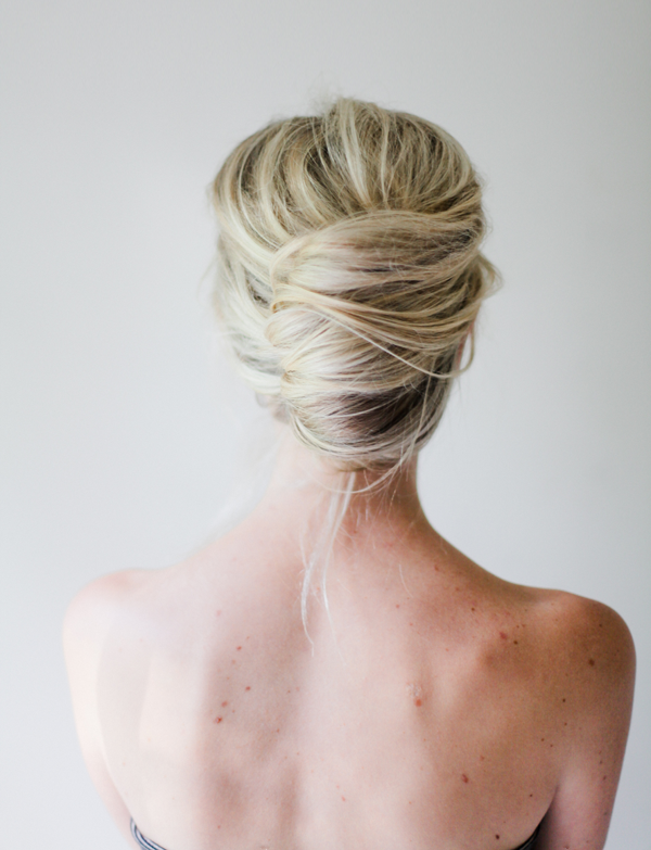 Foto: Reprodução / <a href="http://www.oncewed.com/diy/mess-french-twist-tutorial/" target="_blank">Once Wed</a>
