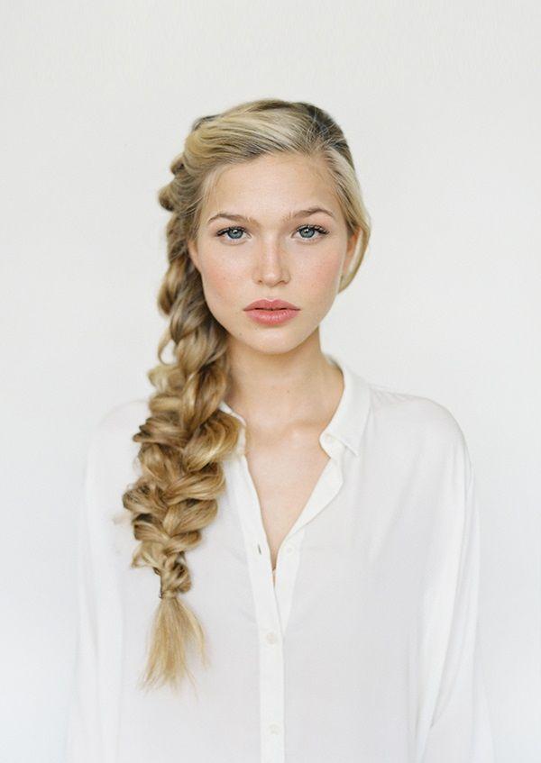 Foto: Reprodução / <a href="http://www.oncewed.com/diy/romantic-side-braid-hair-tutorial/" target="_blank">Once Wed</a>
