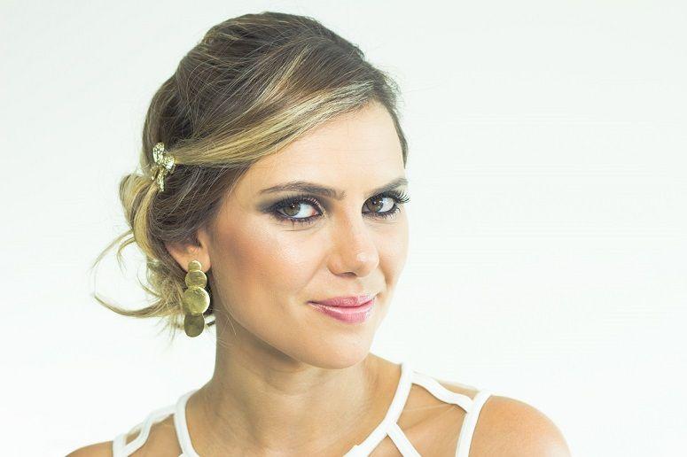 Foto: Reprodução / <a href="http://deboranogueira.com.br/2015/01/15/2-coques-para-cabelos-curtos-penteados-para-festas/" target="_blank">Blog da Débora Bogueira</a>