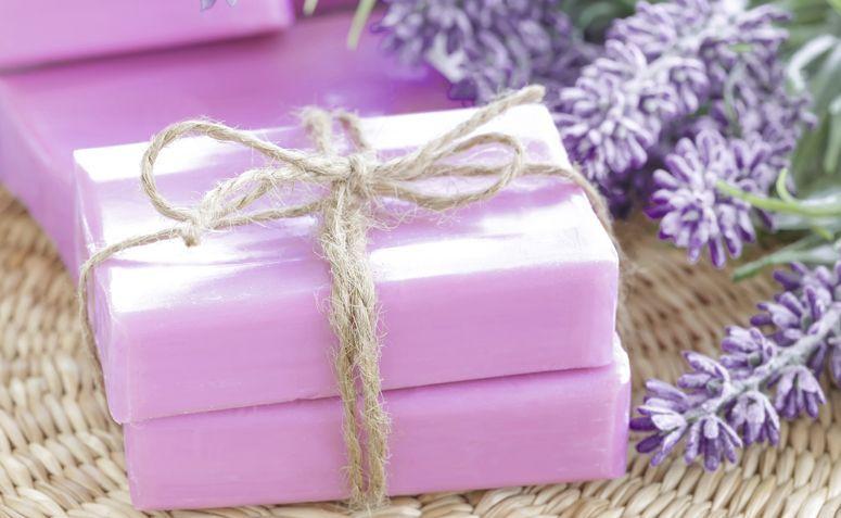 Sabonetes e outros itens de higiene passam a mesma mensagem que presentear com um desodorante. Além de serem algo íntimo, dão a ideia de que você acha que a pessoa não pode comprar os próprios produtos de higiene pessoal ou que ela não é muito asseada.