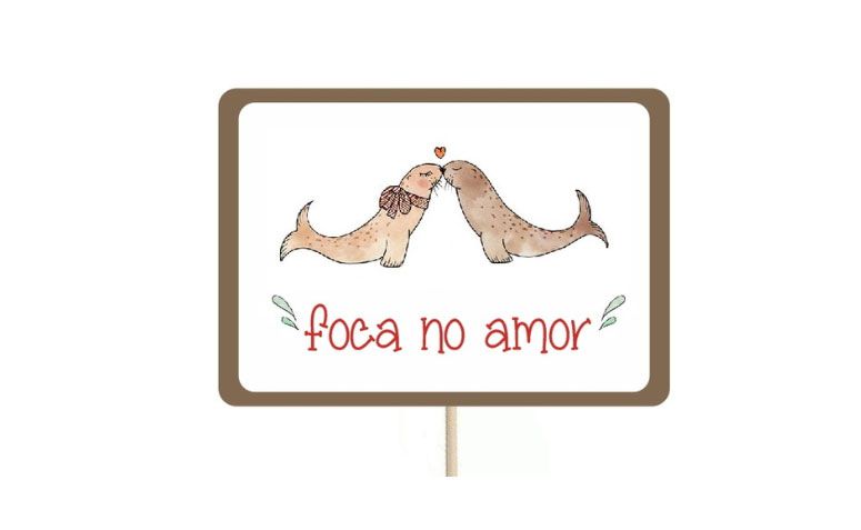 Plaquinha Foca no amor no <a href="http://www.elo7.com.br/plaquinhas-divertidas-para-casamento/dp/5A7D3D#hsn=0&df=d&uso=o&pso=up&osbt=b-i&ssl=1&sv=0" target="_blank">Elo7</a>