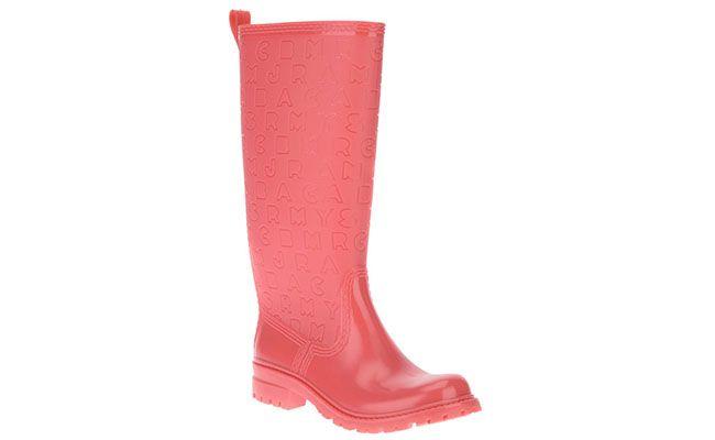 Bota galocha Marc by Marc Jacobs por R$522 na <a href="http://www.farfetch.com/br/shopping/women/marc-by-marc-jacobs-galocha-rosa-item-10324196.aspx?storeid=9017&ffref=lp_2_" target="blank_">Farfetch</a>