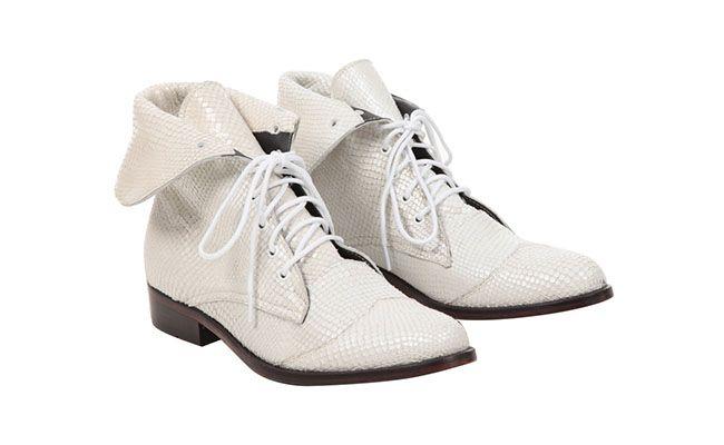 Bota coturno Manolita por R$772 na <a href="http://www.e-closet.com.br/item/bota-pelica-cobra-albina-manolita-12243.html" target="blank_">E-Closet</a>