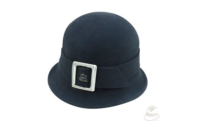 Chapéu Cloche por R$79,90 na <a href="http://zedochapeu.com.br/index.php/chapeus/chapeu-channel-feltro-femininho/chapeu-channel-em-feltro-de-l-cinza-com-fita-na-mesma-cor-e-fivela-cor-de-ouro-envelhecido-san-dona.html" target="blank_">Zé do Chapéu</a>