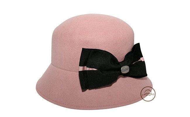 Chapéu Cloche por R$119,90 na <a href="http://www.mariachapeu.com.br/chapeu-donna-dolly.html" target="blank_">Maria Chapéu</a>